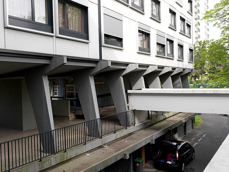 Parking, coursive et passerelle.