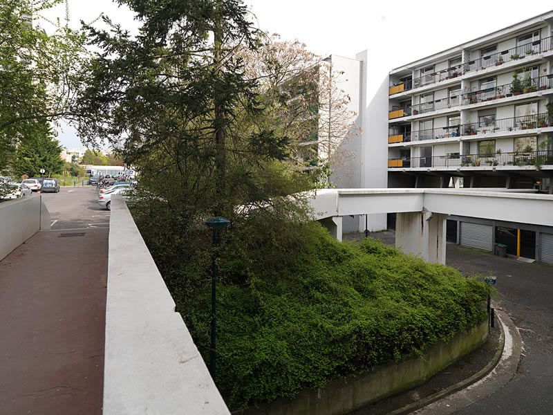 Parking souterrain, parking de plain-pied et passerelle d'accès des bâtiments au parking extérieur.