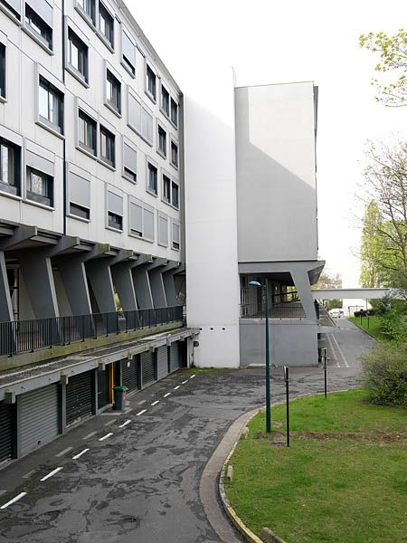 Parking, coursive et passerelle.