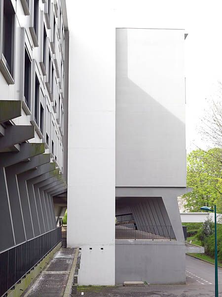 Vue perspective des coursives extérieures et d'une passerelle.