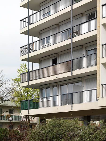 La façade côté rue : les angles sont ouverts et les balcons filants s'articulent autour de la façade.