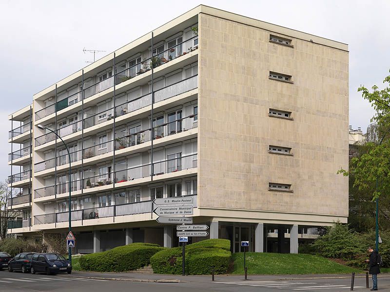 La façade située rue des Etats-Unis, elle est identique à l'autre façade avec des balcons et garde-corps filant le long du bâtiment. Seul le pignon est différent puisqu'il est plein avec une imposte par niveau au centre de la façade.