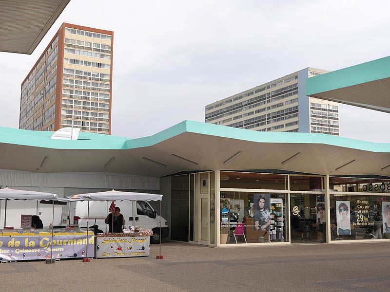 Les deux barres R+16 réhabilitées vues depuis le centre commercial situé place de France. La réhabilitation a permis de refaire l'isolation et de fermer les loggias.