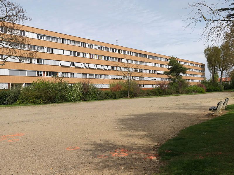 Une barre vue depuis le parc Descartes, les quatre étages sont caractérisés par des fenêtres en bandeau toutes les façades.