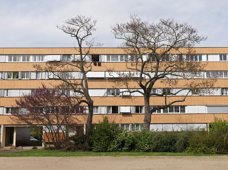 Façade sur le passage traversant au rez-de-chaussée permettant l'accès au parking de l'allée du Béarn et au parc Descartes de l'autre côté du bâtiment.