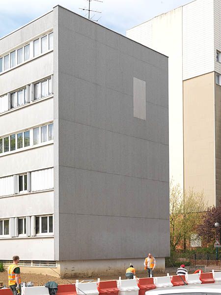 Le pignon d'une barre R+4. Contrairement aux façades composées de fenêtres en bande, le pignon est constitués de panneaux pleins avec un jeu sur la couleur d'un des panneaux que l'on retrouve sur plusieurs bâtiments de l'ensemble.