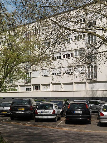 Contrairement à d'autres ensembles, ces immeubles ont été construits autour d'un parking et non autour d'espaces verts. La façade principale est composée de fenêtres en bandeau et de fenêtres verticales avec garde-corps métalliques.