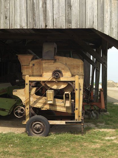 Nettoyant-séparateur à grains sous un hangar.