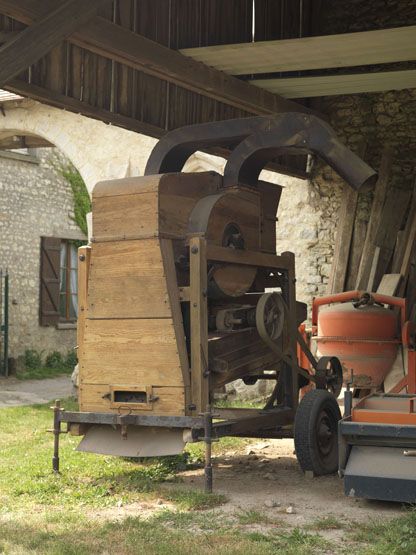 Nettoyant-séparateur à grains sous un hangar.
