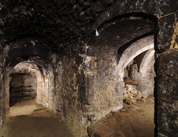 Cave. Vue du couloir depuis le sud. A droite, accès vers la salle sud-est.