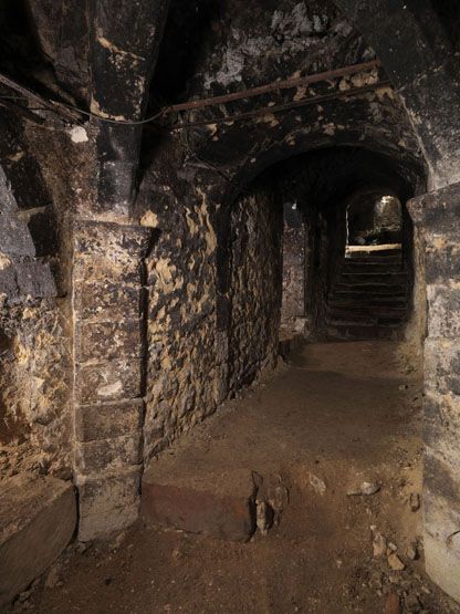 Cave. Le couloir depuis le nord, vers la sortie.