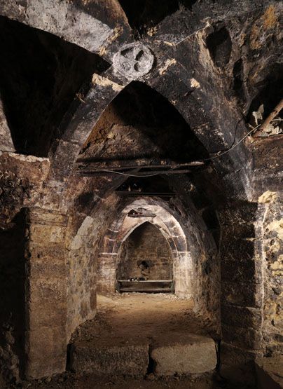 Cave. Vue prise depuis l'est de la salle nord et de la salle nord-est au fond.