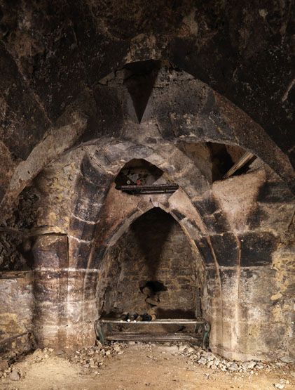 Cave. Vue de la salle nord-est depuis l'ouest.