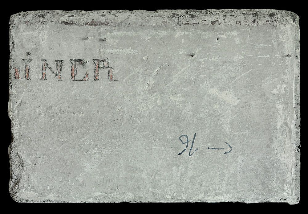 graffiti de chambrée sur carreau de plâtre formant contre-cloison