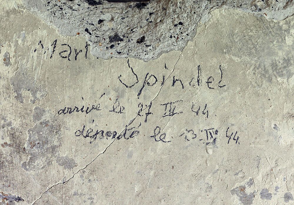 graffiti de chambrée sur carreau de plâtre formant contre-cloison