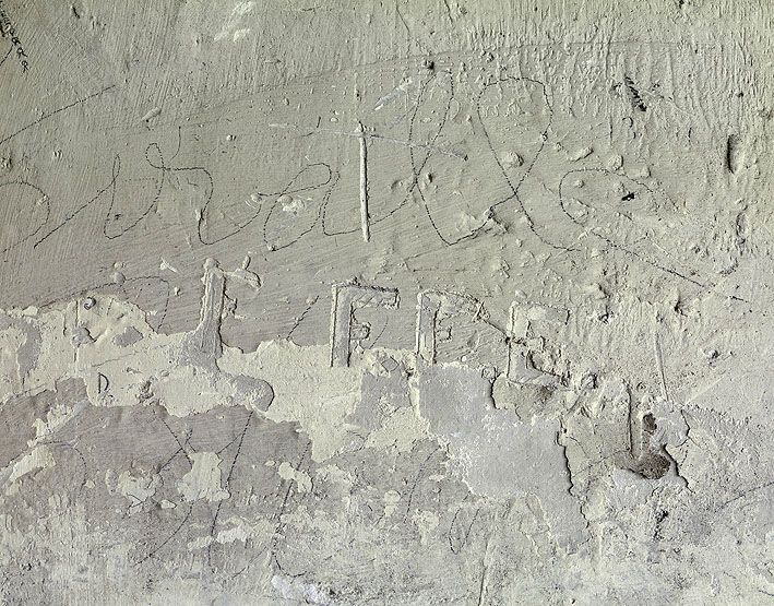 graffiti de chambrée sur carreau de plâtre formant contre-cloison