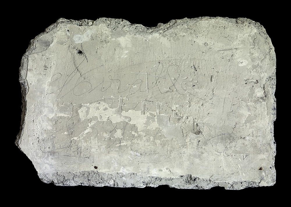 graffiti de chambrée sur carreau de plâtre formant contre-cloison