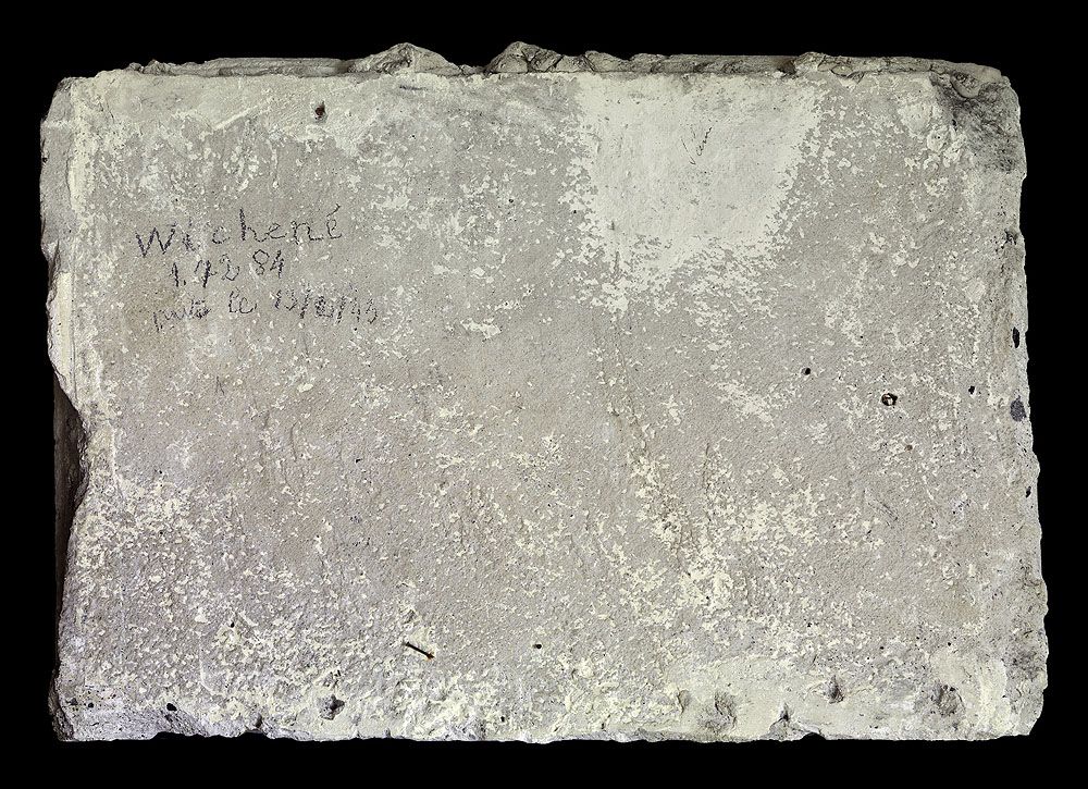 graffiti de chambrée sur carreau de plâtre formant contre-cloison