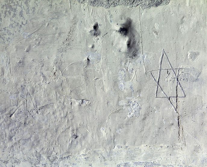 graffiti de chambrée sur carreau de plâtre formant contre-cloison