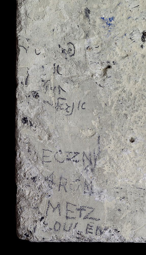 graffiti de chambrée sur carreau de plâtre formant contre-cloison