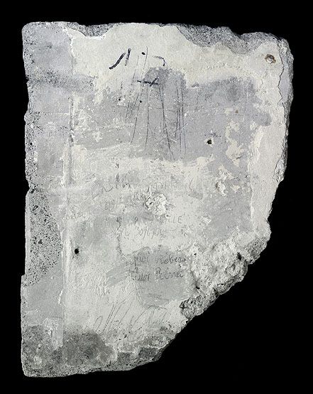 graffiti de chambrée sur carreau de plâtre formant contre-cloison
