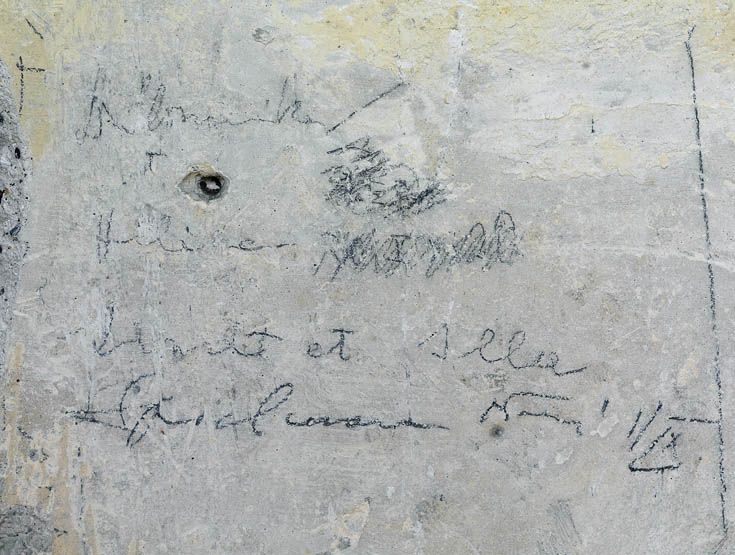 graffiti de chambrée sur carreau de plâtre formant contre-cloison