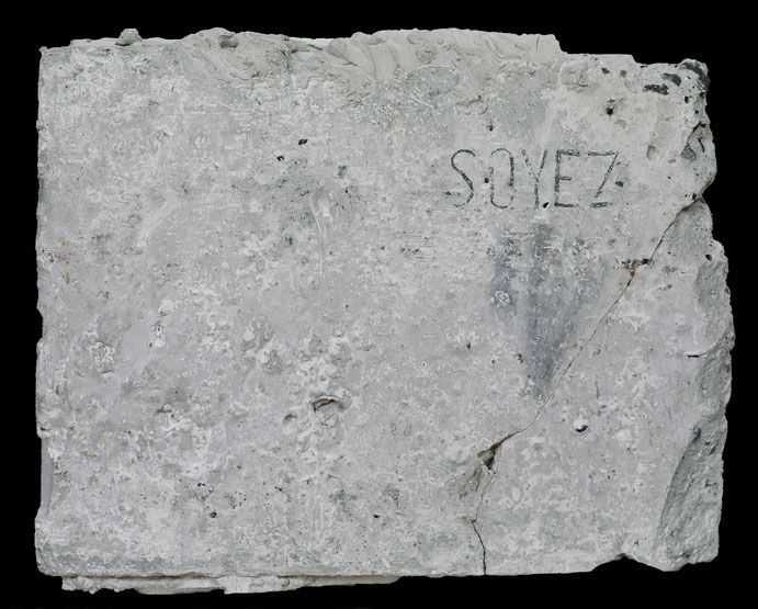 graffiti de chambrée sur carreau de plâtre formant contre-cloison