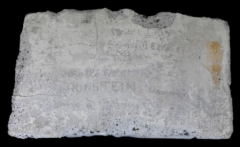 graffiti de chambrée sur carreau de plâtre formant contre-cloison
