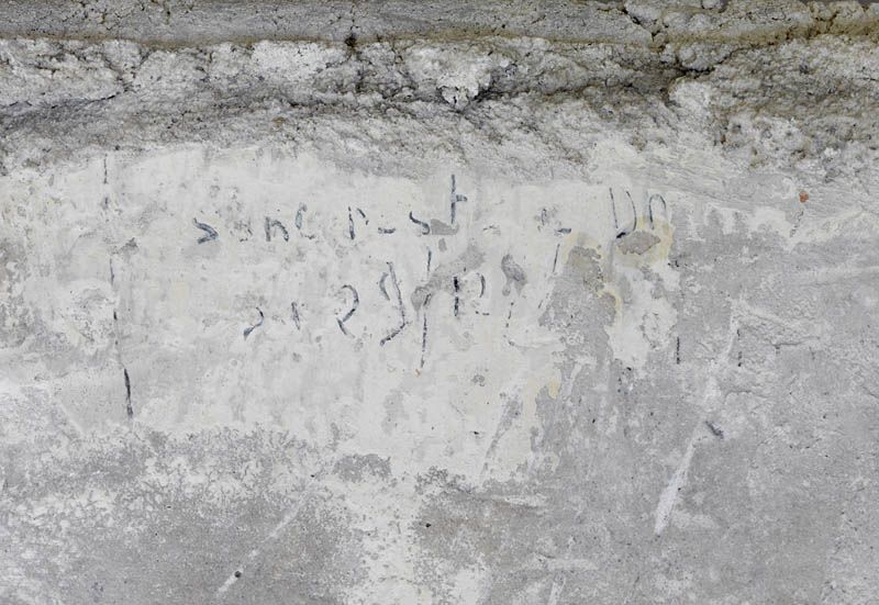 graffiti de chambrée sur carreau de plâtre formant contre-cloison
