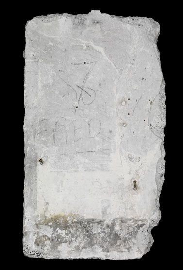 graffiti de chambrée sur carreau de plâtre formant contre-cloison