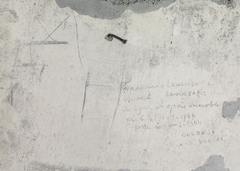 graffiti de chambrée sur carreau de plâtre formant contre-cloison