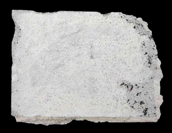 graffiti de chambrée sur carreau de plâtre formant contre-cloison