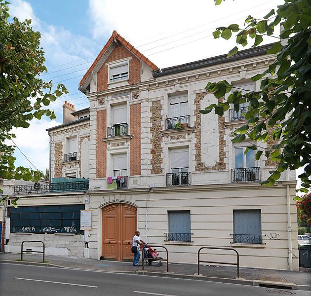 Ablon-sur-Seine, café-restaurant, immeuble, 10 rue du Général-de-Gaulle. Vue de l'élévation antérieure en 2011. On remarque des modifications intervenues sur le garde-corps de la terrasse ainsi que sur le pignon.