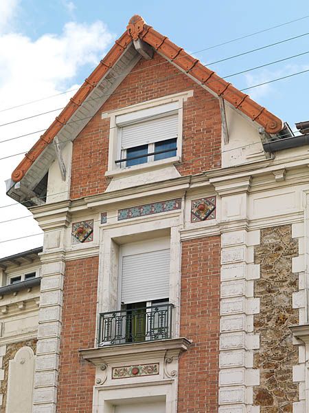 Ablon-sur-Seine, café-restaurant, immeuble, 10 rue du Général-de-Gaulle. Détail de la façade : décor de carreaux et de cabochons de faïence.