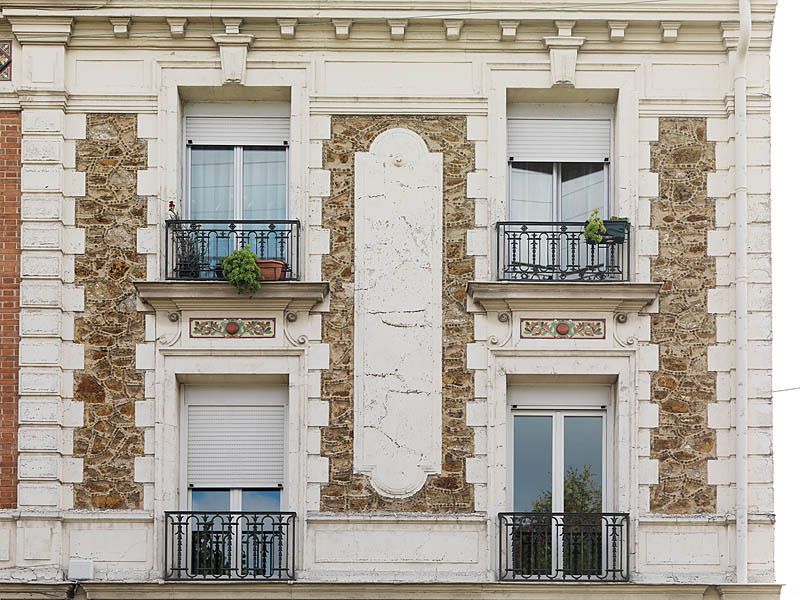 Ablon-sur-Seine, café-restaurant, immeuble, 10 rue du Général-de-Gaulle. Détail de la façade : détail du décor de carreaux et de cabochons de faïence.