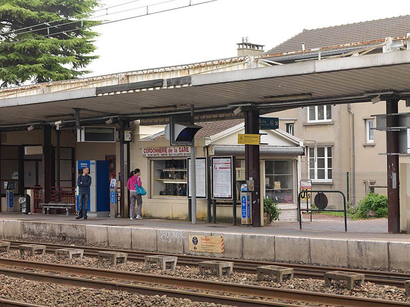 Ablon-sur-Seine, gare, place de la Libération. Vue de la gare, détail: la "cordonnerie de la gare".