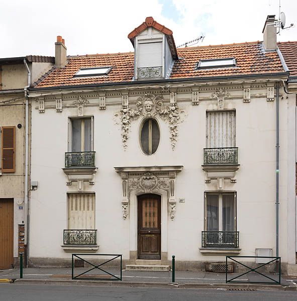 Ablon-sur-Seine, maison, 16-ter rue du Bac. Elévation antérieure, avec un décor sculpté en bas-relief concentré sur la travée centrale, couronnée d'un entablement composé d'une corniche et d'une frise, la corniche étant composée d'une cimaise et de denticules, la frise étant composée de triglyphes et de métopes nues.