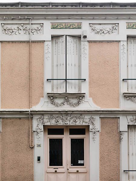 Ablon-sur-Seine, maison, 16 rue du Bac. Détail de l'élévation antérieure : dessus-de-porte et dessus-de-fenêtre aux motifs floraux en bas-relief.