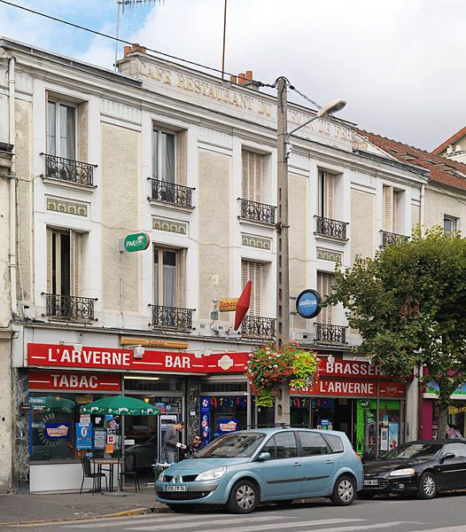 Ablon-sur-Seine, café-restaurant, immeuble dit café-restaurant du Chemin de fer, puis l'Arverne, 33 bis rue du Bac. Vue d'ensemble : dessus-de-fenêtre en céramique polychrome, garde-corps aux fenêtres et fronton portant l'inscription "CAFE RESTAURANT DU CHEMIN DE FER".