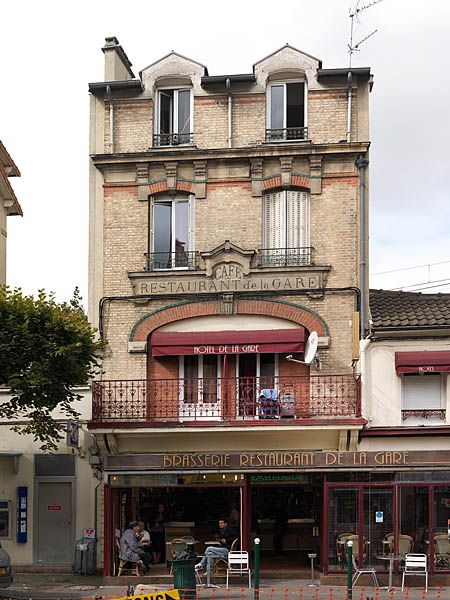 Ablon-sur-Seine, café-restaurant dit café-restaurant de la Gare, 37 rue du bac. Elévation antérieure : balcon, garde-corps aux fenêtres et fronton portant l'inscription "café restaurant de la gare" détail.