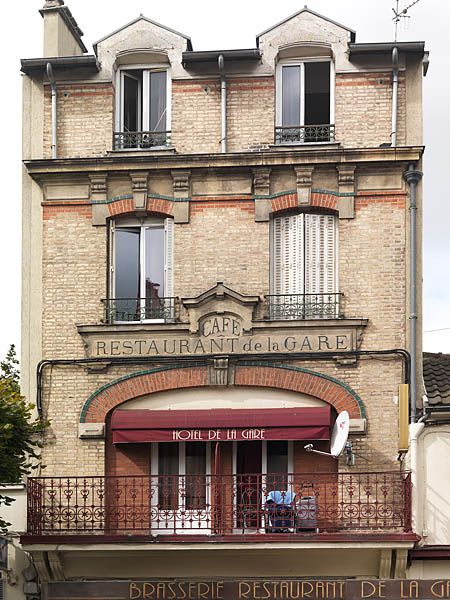 Ablon-sur-Seine, café-restaurant dit café-restaurant de la Gare, 37 rue du bac. Détail de la façade : balcon, garde-corps aux fenêtres et fronton portant l'inscription "café restaurant de la gare".