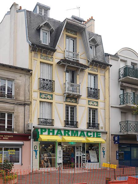 Ablon-sur-Seine, immeuble, 42 rue du Bac. Vue de la façade, en 2011. Le décor est composé de faux pans de bois en ciment (ou faux colombages), et de carreaux de céramique au-dessus des linteaux des fenêtres figurant un décor végétal.