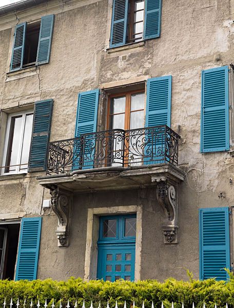 Ablon-sur-Seine, château, actuellement immeuble, 5 rue de l'Eglise. Elévation sur la Seine, détail du balcon en fer forgé reposant sur des consoles à volutes.