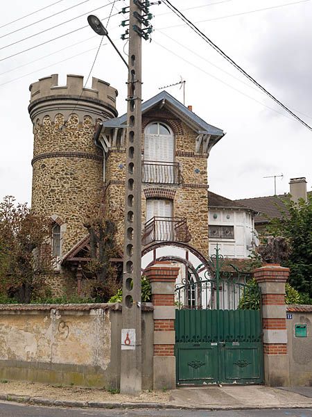 Ablon-sur-Seine, maison, 15 rue Edouard-Juvigny. Pavillon en meulière d'une travée, élevée sur trois niveaux, flanquée d'une tour couronné de créneaux d'inspiration médiévale évoquant un donjon.