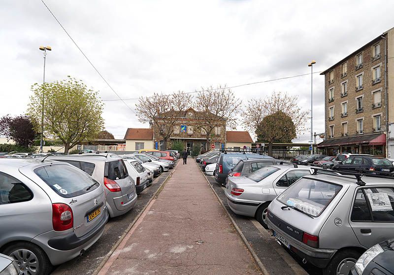 Villeneuve-le-Roi, gare, place Lénine. Vue d'ensemble depuis le parking.