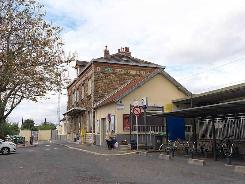 Villeneuve-le-Roi, gare, place Lénine. Vue d'ensemble.
