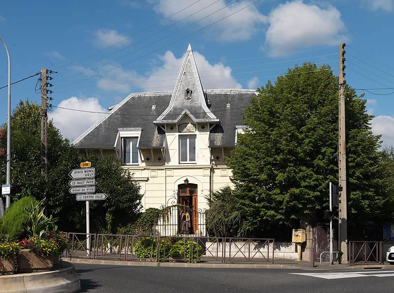 Villeneuve-le-Roi, maison, 1 rue du Maréchal Joffre, place de la République. Vue d'ensemble en 2011.