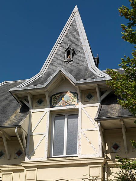 Villeneuve-le-Roi, maison, 1 rue du Maréchal Joffre, place de la République. Lucarne avec toit polygonal et décor en mosaïque.