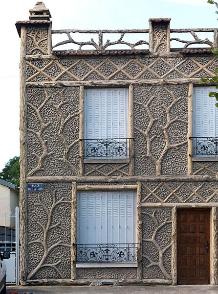 Orly, maison, 7 place du 8 mai 1945. Décor de façade en ciment représentant de faux arbres écotés.