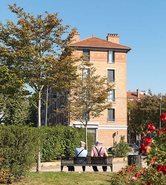 Villeneuve-Saint-Georges, ensemble d'édifices à cour commune, 24 avenue Anatole France, rue Bricquebac, rue Courteline, rue Marcel Sembat . Vue d'ensemble du jardin devant les bâtiments.